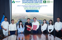 An Phat High-tech Industrial Park No.1 .,JSC signed official land sublease agreement and handed over land to Hua Yi Nonwoven Co., LTD