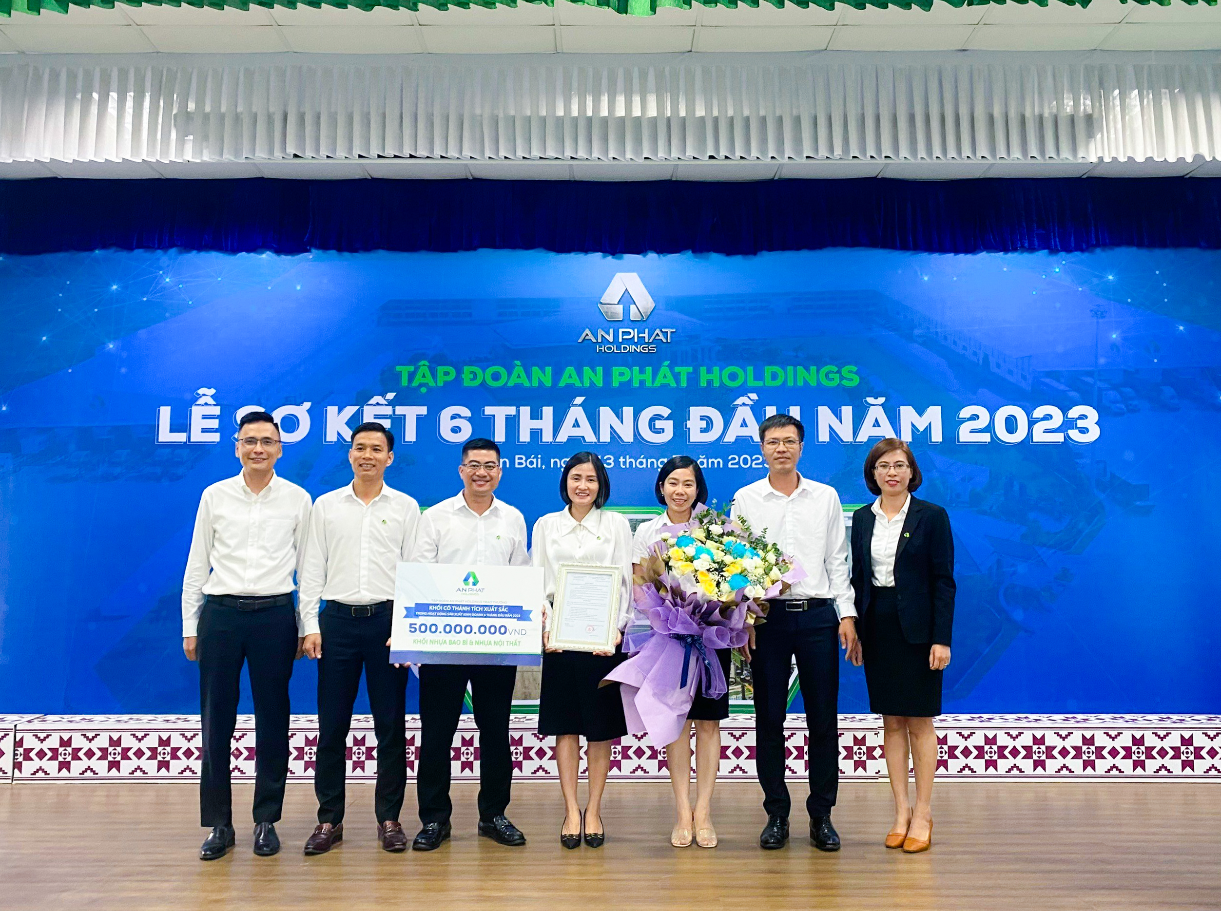 Khối bao bì và Nhựa nội thất đạt giải thưởng Khối có thành tích xuất sắc nhất trong hoạt động 6 tháng đầu năm 