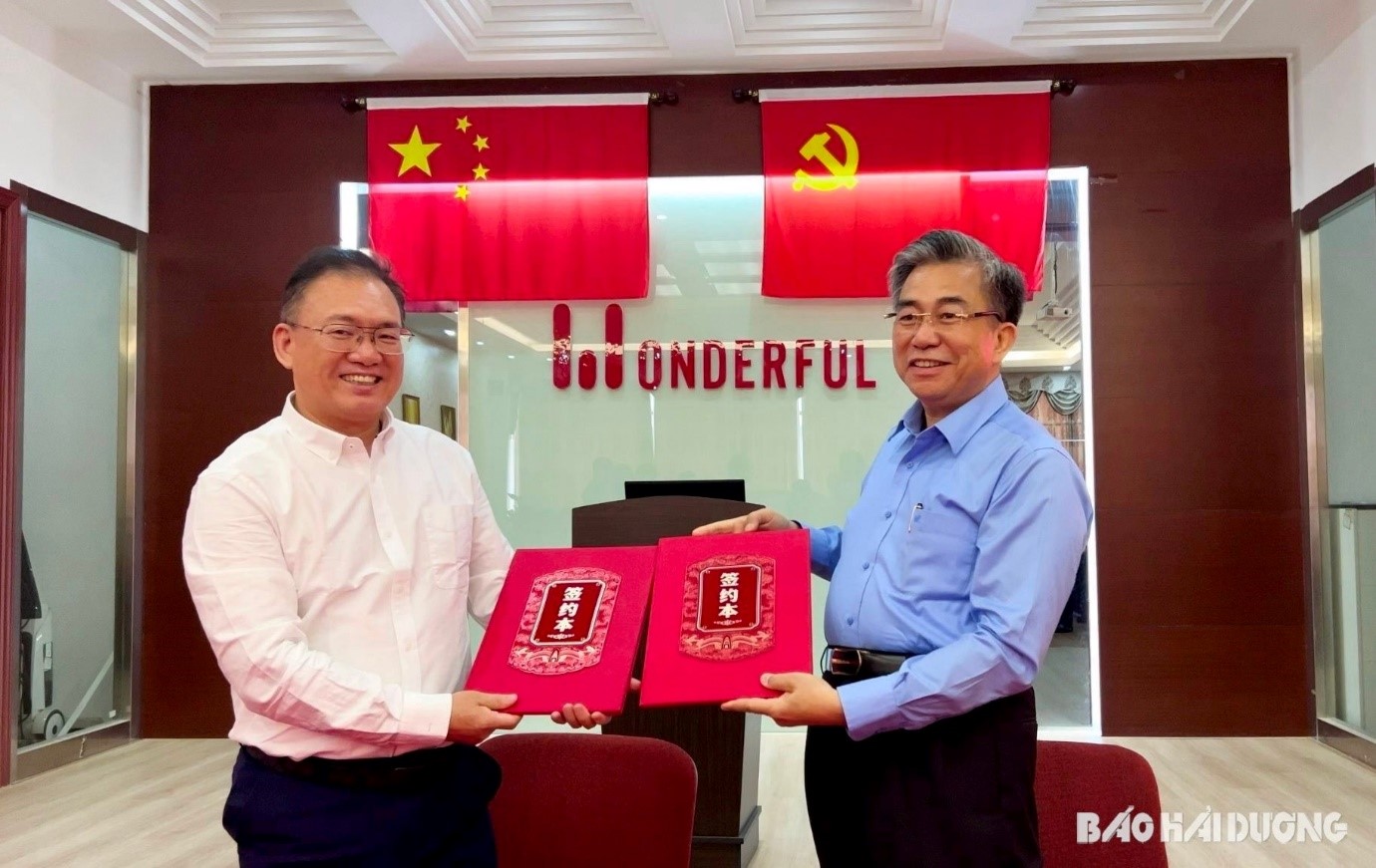 Leaders of Vietnam Rubber Urban and Industrial Development Corporation signing a comprehensive strategic cooperation agreement with Zhejiang Chain Management Co., Ltd (China)