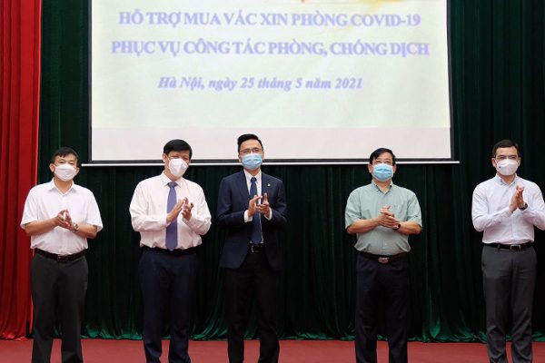 Đại diện Ban lãnh đạo An Phát Holdings, ông Phạm Đỗ Huy Cường - Phó TGĐ thường trực Tập đoàn (ở giữa) tại buổi Tiếp nhận hỗ trợ mua vaccine phòng Covid-19 của Bộ Y tế