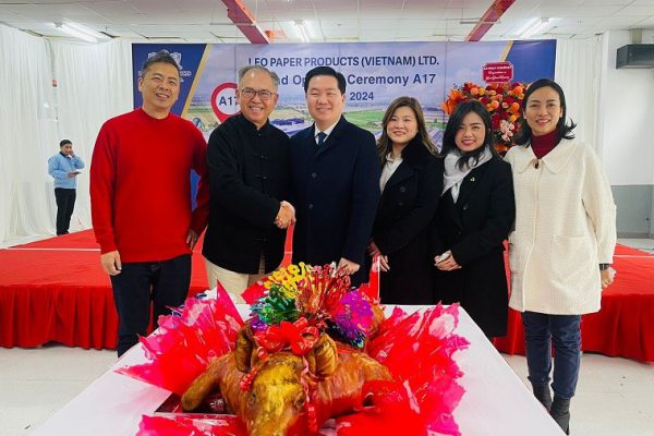 Ông King Lai – Giám đốc Tài chính và Giám đốc điều hành của Leo Paper Group (Hong Kong) Limited (thứ 2 từ trái sang) và ông Phạm Văn Tuấn - CEO của An Phát Complex (Thứ 3 từ trái sang) tại buổi Lễ khánh thành nhà máy thứ bảy của Leo Paper Products