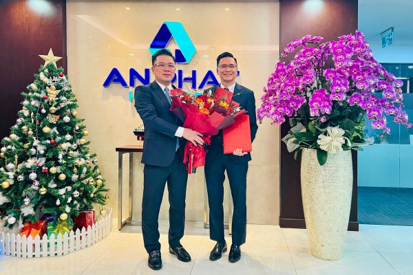 Chủ tịch HĐQT An Phát Holdings Phạm Ánh Dương (trái) chúc mừng tân Tổng Giám đốc APH Phạm Đỗ Huy Cường