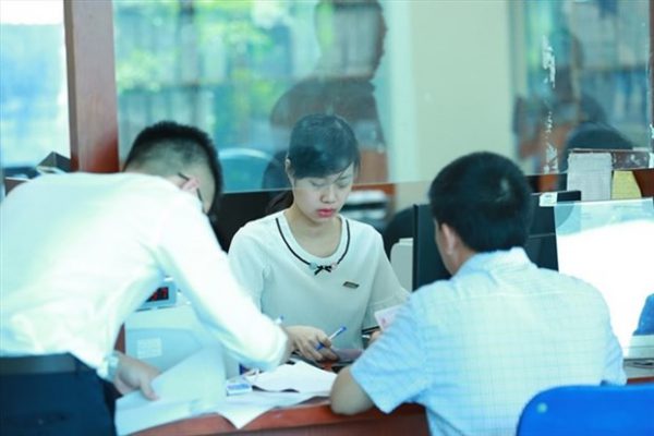 Businesses with income of no more than 200 billion VND (8.58 million USD) a year are eligible for 30 per cent corporate income tax reduction this year. (Photo: laodong.vn)